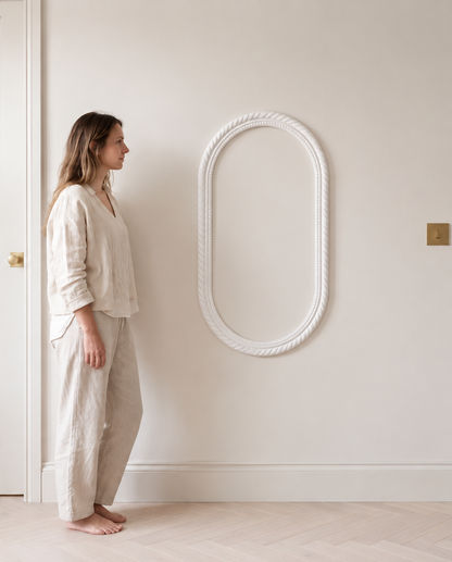 Alora sierlijst aan de muur, naast een persoon als formaatindicatie