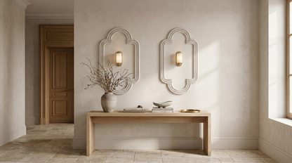 Haverly sierlijsten rond wandlampen boven een sidetable